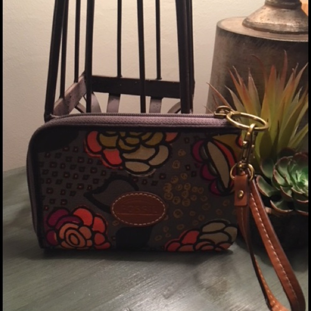 Fossil card and cash clutch